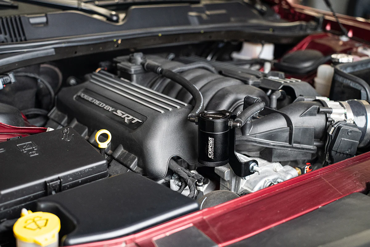 Hliníková záchytná nádobka na olej s držákem | 2011-23 Challenger, Charger 6,4L | 2012-21 Grand Cherokee, 2018-24 Durango 6,4L (CC0013)